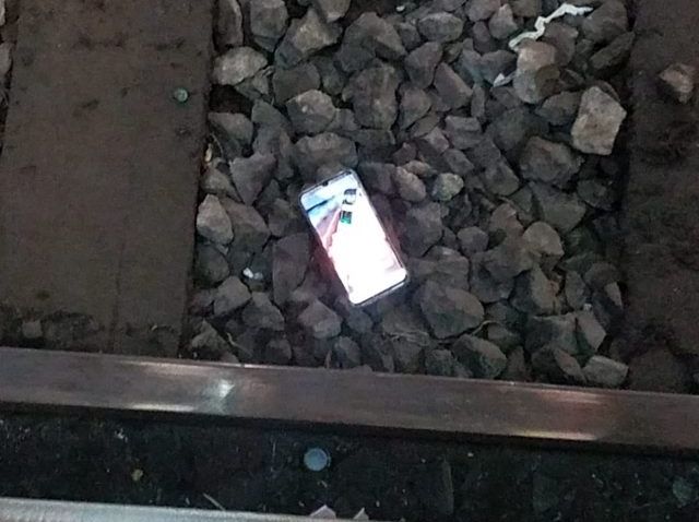 Sujeto salta a vías del Metro para recuperar celular, muere electrocutado
