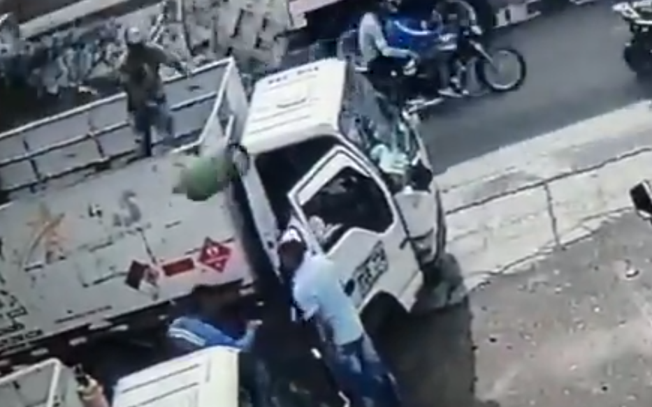 Trabajador lanza tanque de gas a la cabeza de asaltante para evitar robo (Video)