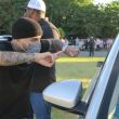 El artista urbano boricua Rauw Alejandro saluda a una persona en su auto como medida de seguridad sanitaria por la Covid-19 durante un evento para repartir regalos hoy, víspera del Día de Reyes, en Puerto Rico.
