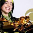 La cantante Billie Eilish posa con sus premios Grammy.