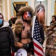 Jake Angeli, vestido de guerrero sioux, en el interior del Capitolio de EU, el 6 de enero de 2021.