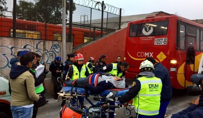 Motociclistas chocan contra Metrobús