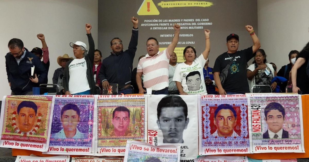 Padres de los 43 se levantan de mesa con la Segob y denuncian trampas