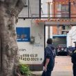 ¡Por poco! Auto le cae encima a mecánico en calles de la Narvarte