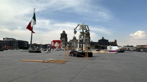 Alistan ofrenda monumental en el Zócalo capitalino