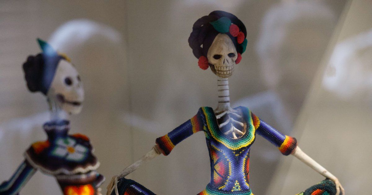 Casa Blanca honra a difuntos de empleados con altar de Día de Muertos