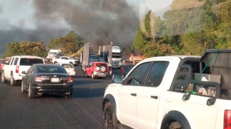 Video: Choque e incendio en la Autopista Siglo XXI deja 7 muertos y un ...