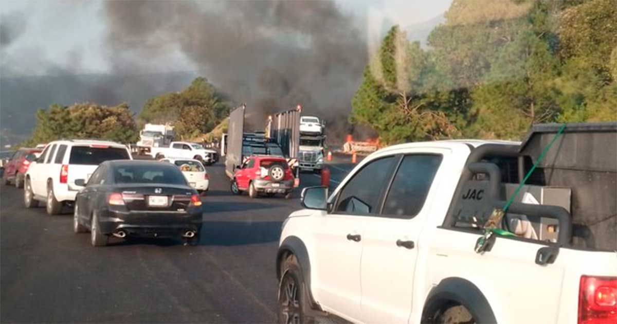 Video: Choque e incendio en la Autopista Siglo XXI deja 7 muertos y un ...