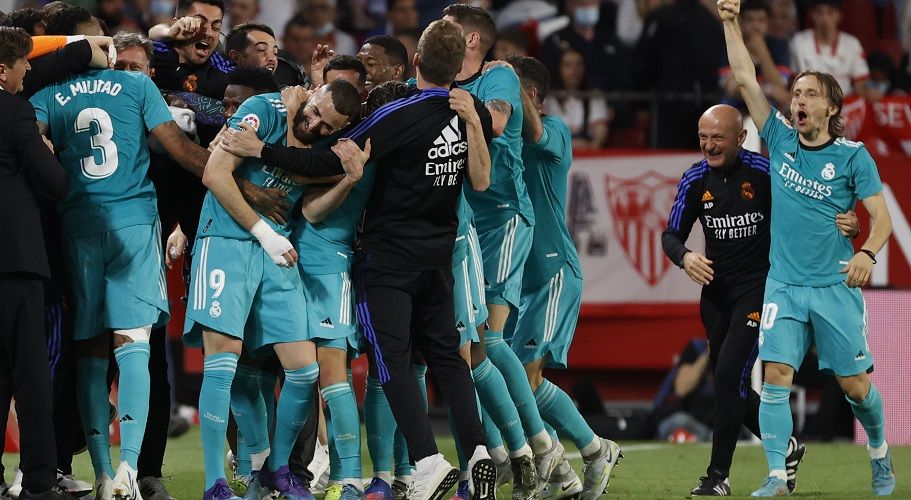 Benzema guía remontada de Real Madrid sobre Sevilla y acaricia el título