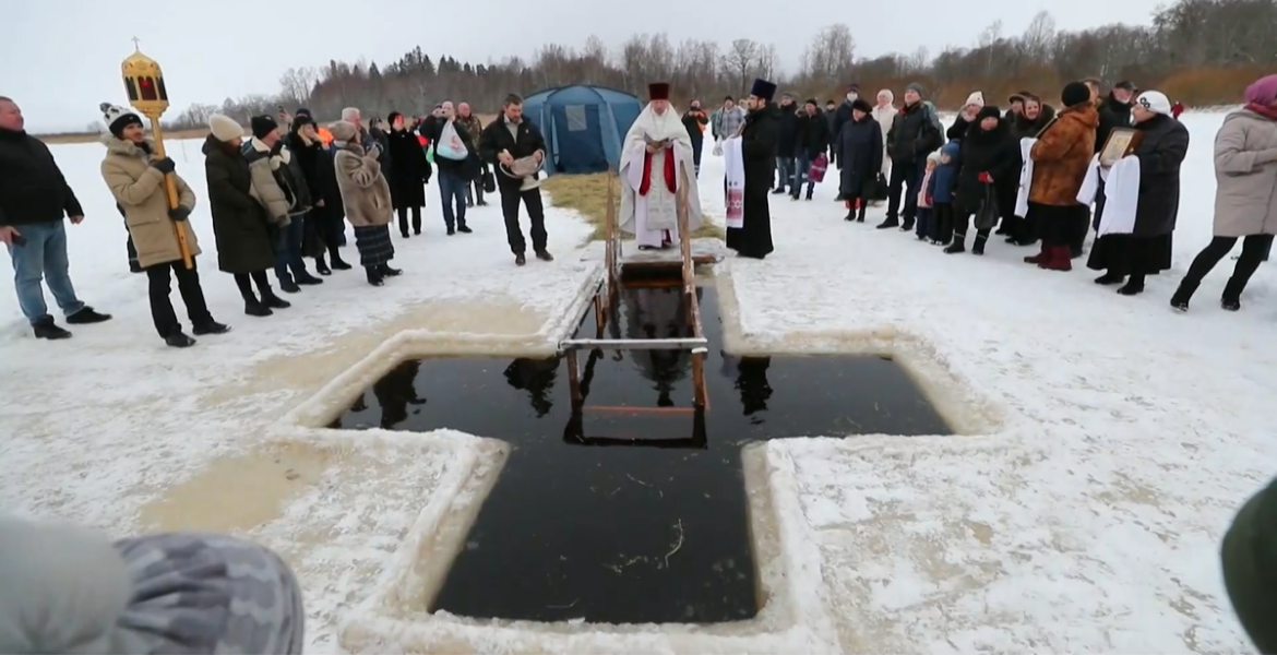 Rusos celebran el Bautismo de Cristo bañándose en aguas heladas