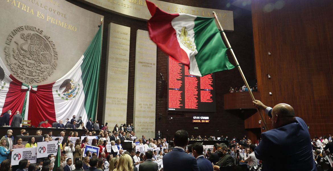 Debaten diputados reforma eléctrica entre insultos y retrasos