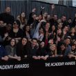 Personas saludan a las celebridades a la llegada para la ceremonia de entrega de los premios Oscar en Hollywood, California.