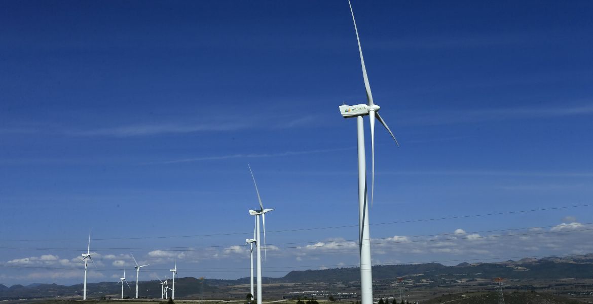 Moody's ve beneficio para eléctricas privadas tras fracasar reforma de AMLO