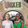 Wicked, película, musical, Jon M. Chu, Cynthia Erivo, Ariana Grande, estreno, Navidad, Brujas de Oz, Broadway, adaptación cinematográfica, Elphaba, Glinda, Michelle Yeoh, Jonathan Bailey, Jeff Goldblum, diversidad, inclusión, vestuario, cinematografía, efectos visuales, banda sonora, Defying Gravity, Popular, Mago de Oz, Universidad de Shiz, Paul Tazewell, Alice Brooks, 22 de noviembre de 2024