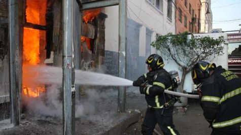 VIDEOS | Incendio consume edifico en la colonia Centro