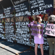 Feministas convierten valla metálica del Zócalo en homenaje a víctimas de feminicidio