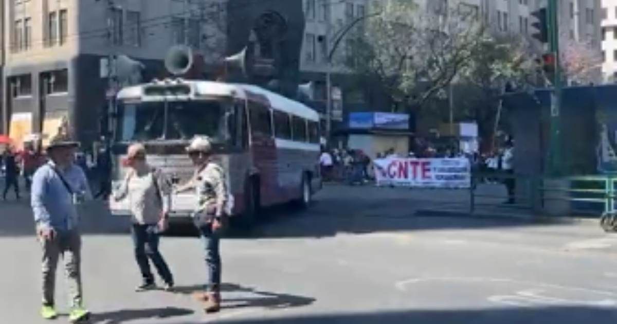 Maestros de la CNTE marchan en CDMX contra la reforma a la Ley del ISSSTE