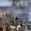 Estudiantes de secundaria sofocan incendio en Ecatepec con ayuda de vecinos