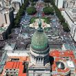 Miles de argentinos protestan contra Milei