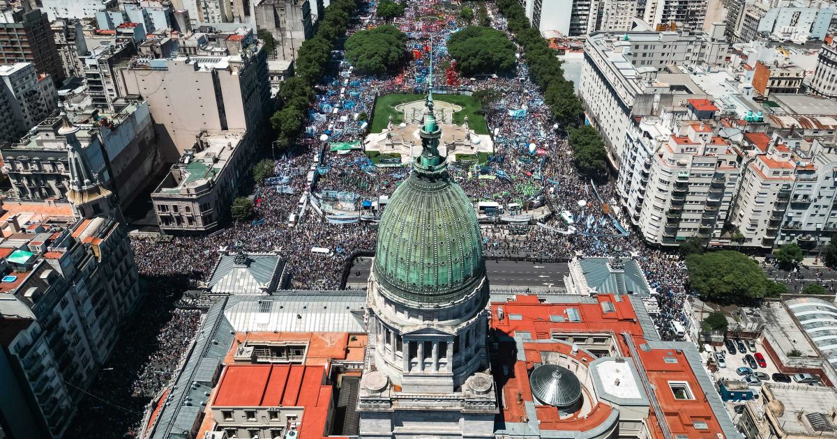 Salen miles de argentinos a las calles, sindicatos prometen 'lucha ...