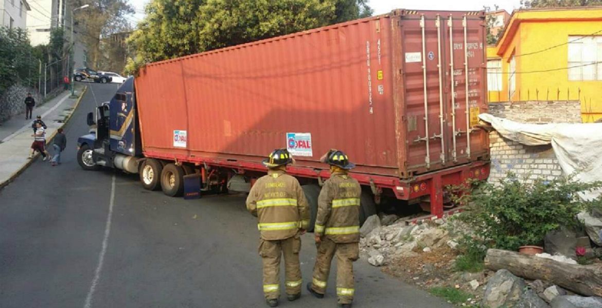 Tráiler se queda sin frenos y choca contra una casa