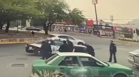 Policías de Monterey se agarran a golpes entre ellos y los separan del cargo
