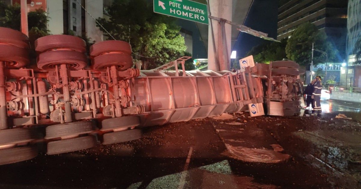 Videos | Vuelca pipa de agua de doble remolque y desquicia Periférico Sur