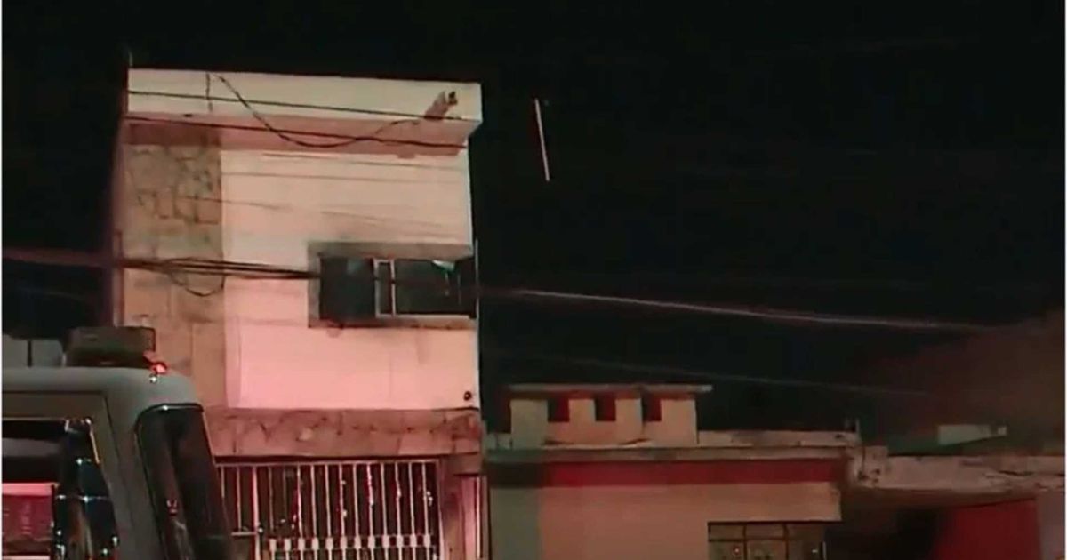 Madre muere en incendio en Monterrey tras poner a sus hijos a salvo
