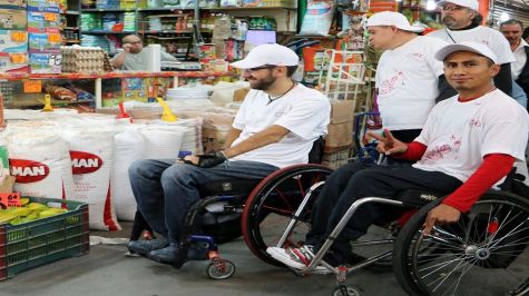 Apoyan vendedores a discapacitados 