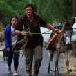 A lomo de burro, mujeres llevan agua a barrios alejados en la CDMX