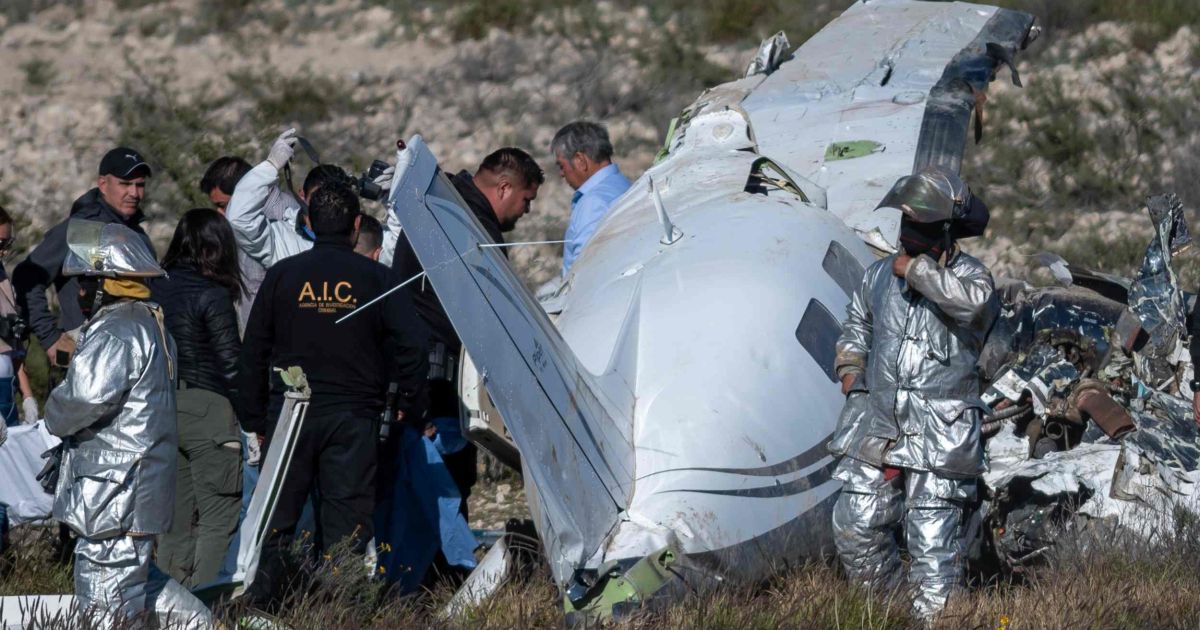 Se estrella una pequeña avioneta contra un vehículo en una carretera de ...