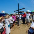 Creyentes en Acapulco oran por el fin de la violencia durante el Viacrucis del Viernes Santo
