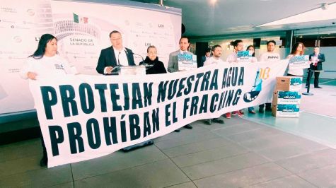 Llevan al Senado 90 mil firmas para frenar el 'fracking' del agua en el país