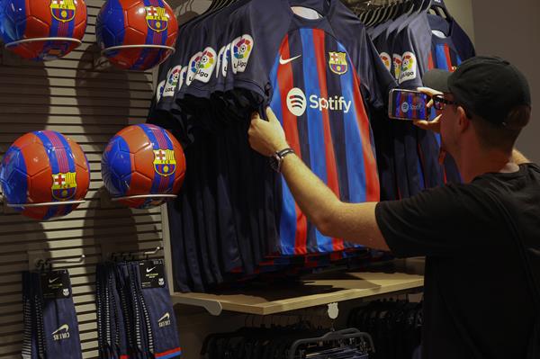 El FC Barcelona presenta una indumentaria nostálgica 