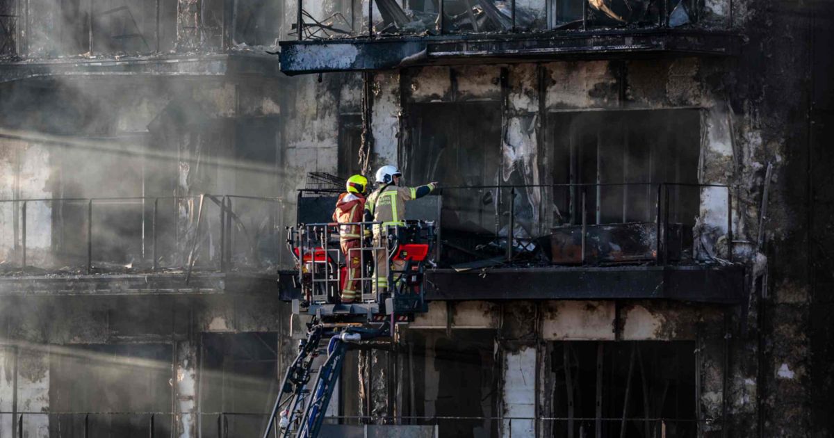 Los bomberos acceden al edificio incendiado en la ciudad española de ...