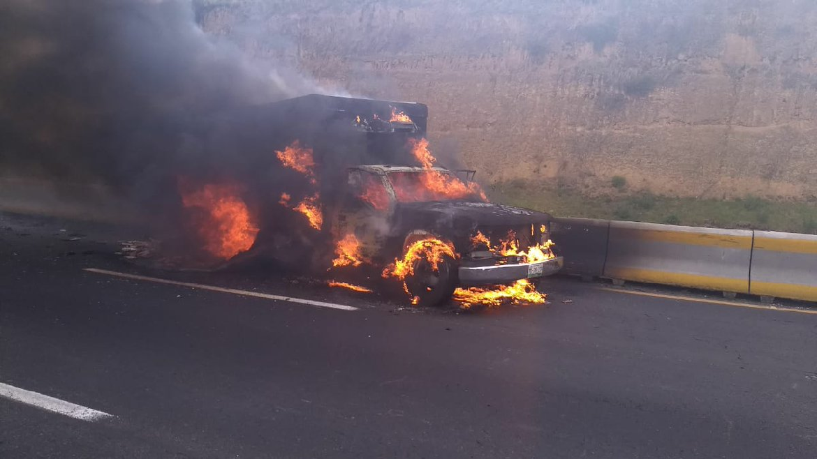Camioneta se incendia en la México-Puebla