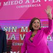 Xochitl Galvez policias guerra abrazos