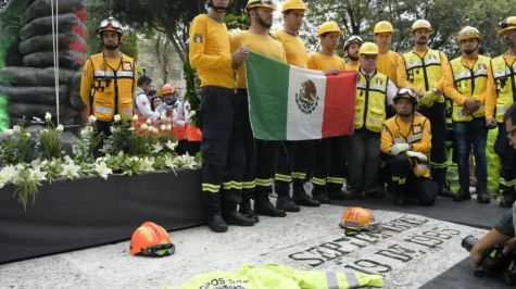 Homenajean a las víctimas de los sismos del 19-S en la Plaza de la Solidaridad