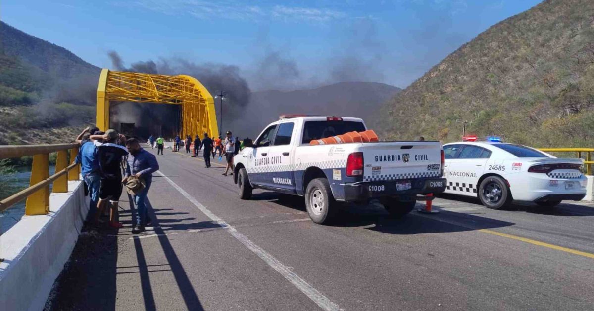 (video) Se incendia tráiler en Puente de Infiernillo en Autopista Siglo XXI