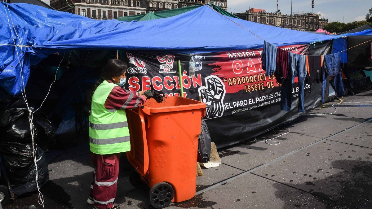 CNTE mantiene plantón en el Zócalo pese a retiro parcial y arremete contra 4T