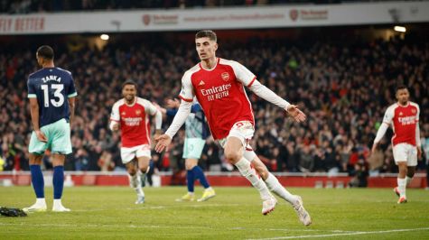 Arsenal doblega al Brentford y toma la cima de la Premier League