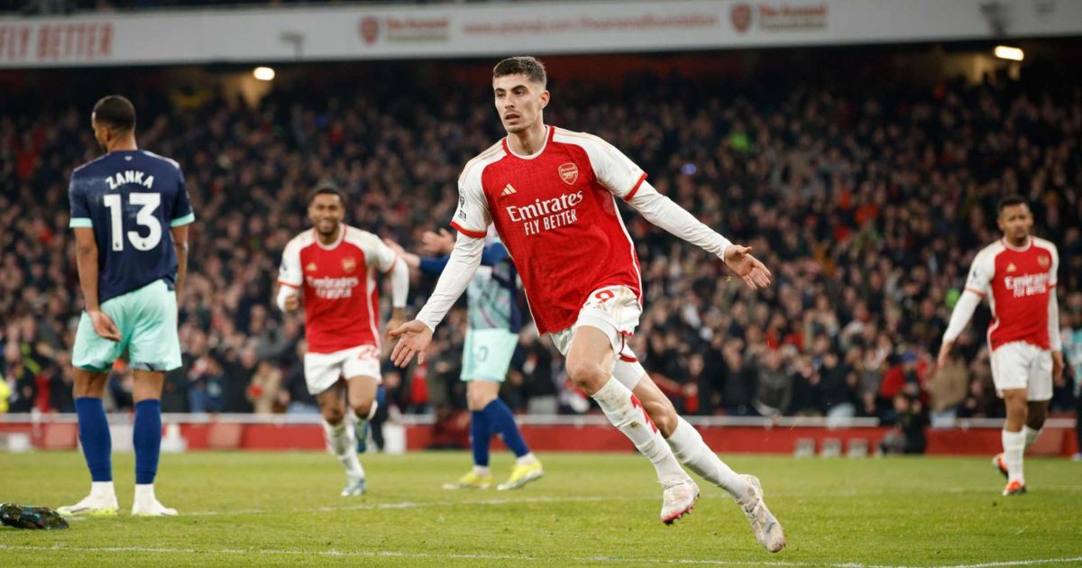 Arsenal doblega al Brentford y toma la cima de la Premier League