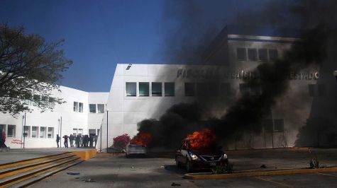 Suman 24 heridos por protesta de normalistas de Ayotzinapa en FGE de Guerrero