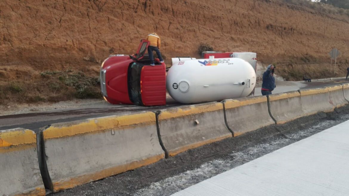 Volcadura de pipa provoca cierre de circulación en México-Puebla