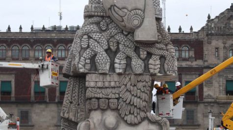 Figuras prehispánicas monumentales adornan el Zócalo por 700 años de Tenochtitlan