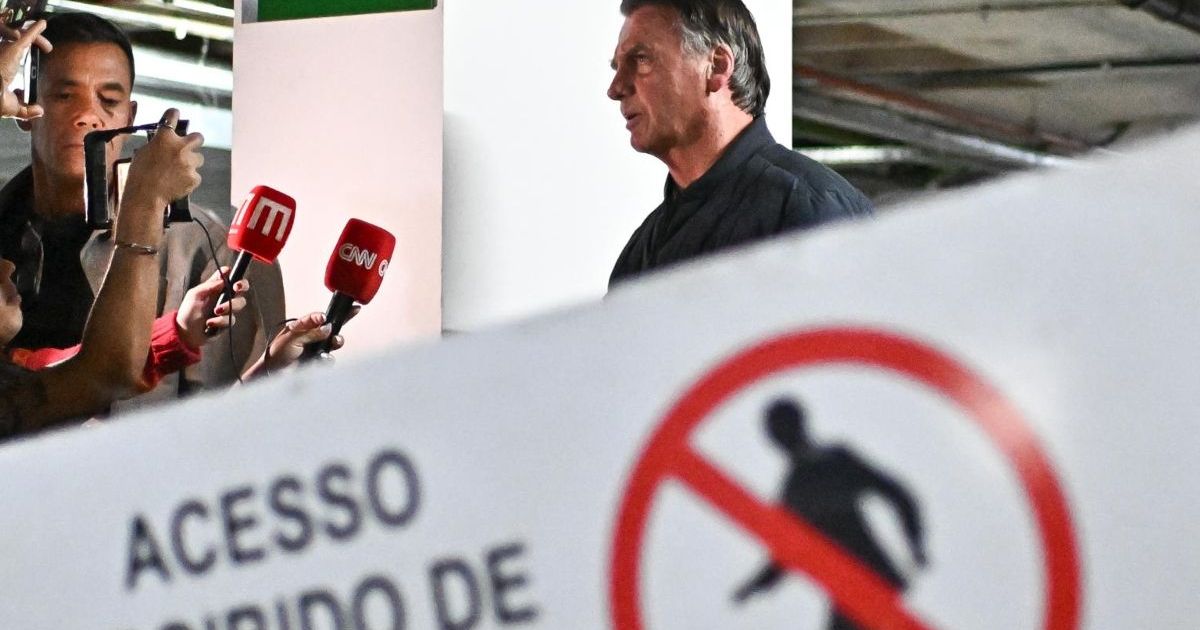 Colocan tobillera electrónica a Jair Bolsonaro por riesgo de fuga