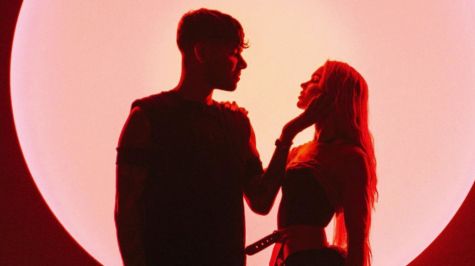 Grimes encuentra el amor nuevamente y revela a su nueva pareja