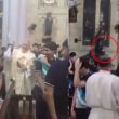 ‘Cocazo’ sacerdote golpea a joven por accidente al lanzarle agua bendita