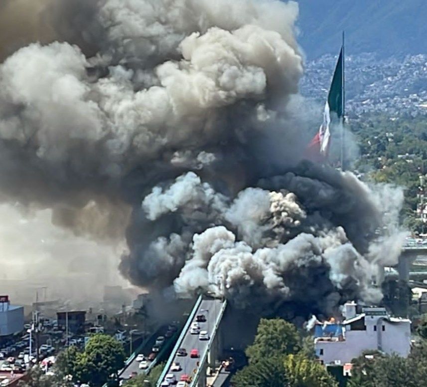 Extinguen incendio que consumió 'Galerías El Triunfo' en CDMX