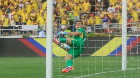 Dibu Martínez busca su tercer Trofeo Yashin consecutivo como mejor portero del año